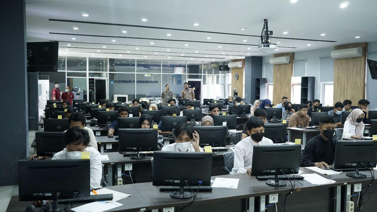 penyelenggaraan Ujian Tulis Berbasis Komputer (UTBK) untuk Seleksi Nasional Berdasarkan Tes (SNBT) di ITS Surabaya. (Dian Kurniawan/Liputan6.com)