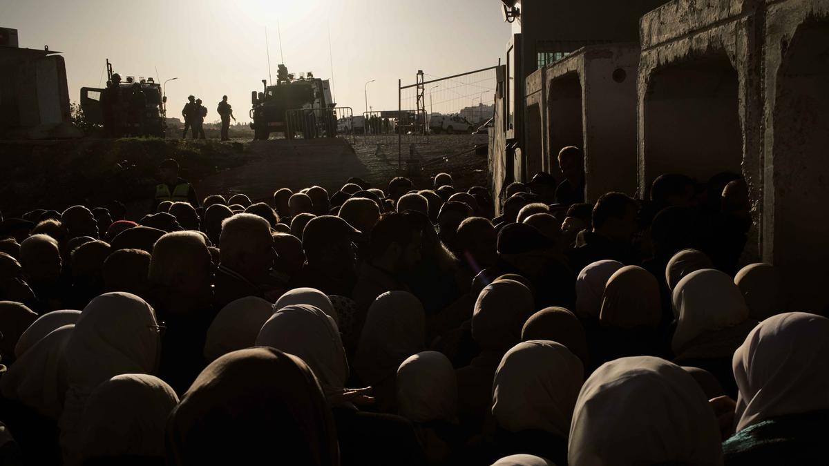 Jumat Pertama Ramadan 1447 Hijriah, Warga Palestina Antre Lintasi Pos Militer Israel Menuju Masjid Al-Aqsa