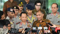 Kapolri  Jenderal (Pol) Tito Karnavian (tengah) di dampingi Ketua KPK Agus Rahardjo keluar dari Gedung  KPK, (19/8). Kunjungan ke KPK ini dalam rangka untuk mempererat hubungan sekaligus kerja sama antarlembaga. (Liputan6.com/Helmi Afandi) 