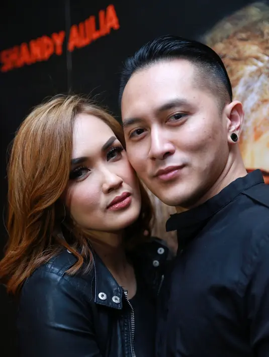 Perannya dalam film ini, tidak jauh-jauh dari kisah mistis. Seperti saat bersama Tukul Arwana dalam sebuah acara. Ia berperan sebagai paranormal, menghadapi boneka misterius dalam film itu. (Adrian Putra/Bintang.com)