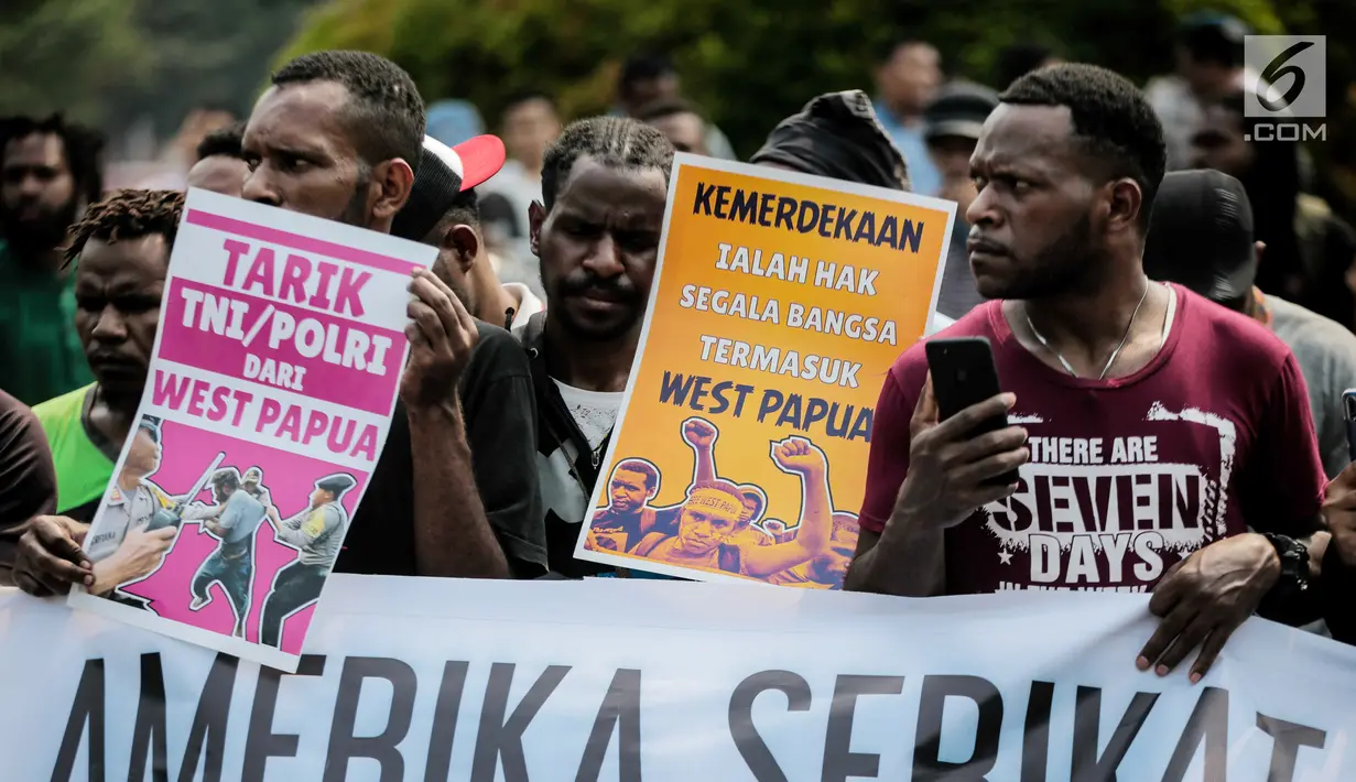 Massa Front Rakyat Indonesia untuk West Papua (FRI-West Papua) menggelar unjuk rasa di depan Kedutaan Besar Amerika Serikat, Jakarta, Kamis (15/8/2019). Massa mengecam Amerika Serikat dan memintanya bertanggung jawab atas penjajahan yang dilakukan di West Papua. (Liputan6.com/Faizal Fanani)
