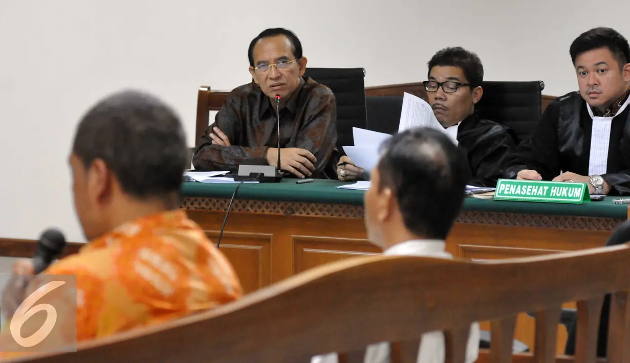 Suryadharma Ali mendengarkan keterangan saksi saat sidang lanjutan di Pengadilan Tipikor, Jakarta, Jumat (23/10/2015). JPU menghadirkan saksi Asisten Pribadi SDA yang merupakan petugas haji dari Rekomendasi Anggota DPR. (Liputan6.com/Helmi Afandi)