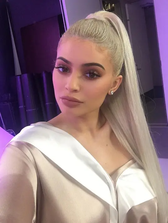 Sempat sebelumnya, pada beberapa waktu silam Kylie pun menyanggupi melunasi hutang-hutang Tyga dan bersedia menanggung kondisi perekonomian Tyga. (Instagram/Kyliejenner)