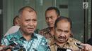 Ketua KPK Agus Rahardjo (kiri) menjawab pertanyaan wartawan usai melakukan pertemuan di Gedung KPK, Jakarta, Selasa (6/3). KPK dan PPATK bertemu untuk memperkuat kerja sama dalam pemberantasan korupsi dan TPPU. (Liputan6.com/Herman Zakharia)