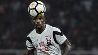 Striker Madura United, Greg Nwokolo, mengontrol bola saat melawan Persija Jakarta pada laga Liga 1 di SUGBK, Jakarta, Sabtu (12/5/2018). Persija kalah 0-2 dari Madura United. (Bola.com/Vitalis Yogi Trisna)