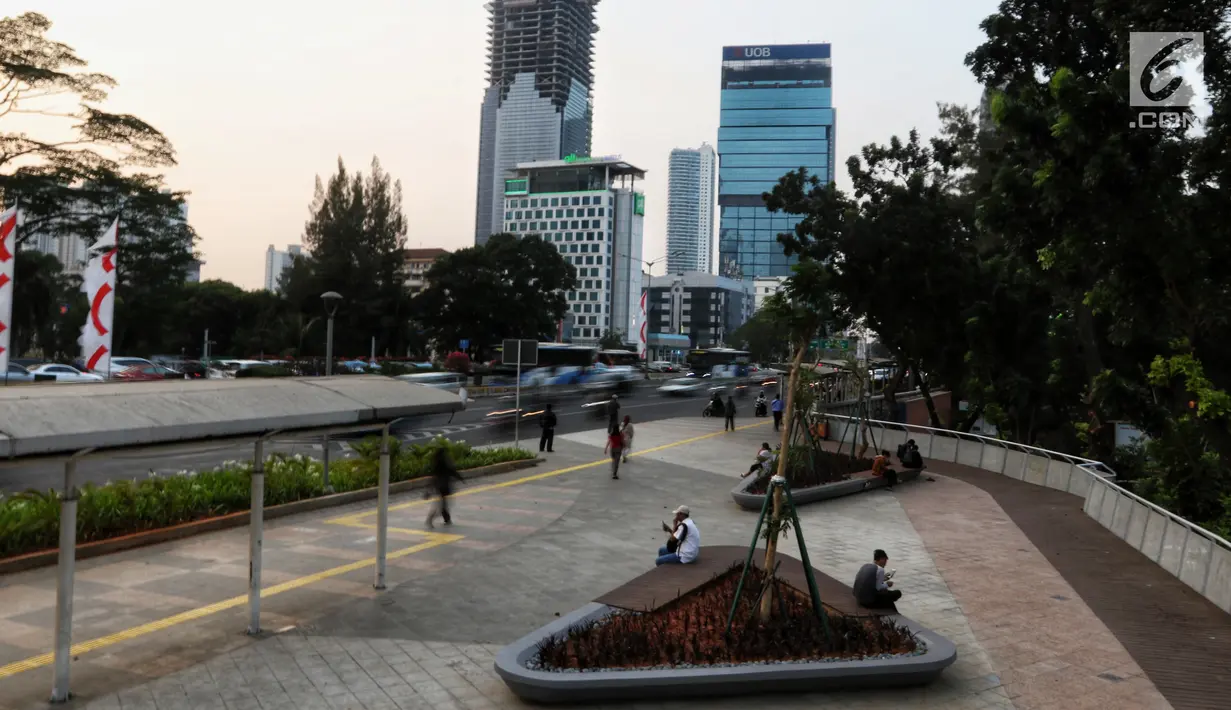 Warga beraktivitas di Taman Spot Budaya, Dukuh Atas, Jakarta, Selasa (20/08/2019). Taman Spot Budaya Dukuh Atas ini merupakan salah satu program Pemprov DKI menyediakan ruang terbuka hijau ketiga untuk memberikan ruang interaksi kepada masyarakat. (Liputan6.com/Johan Tallo)