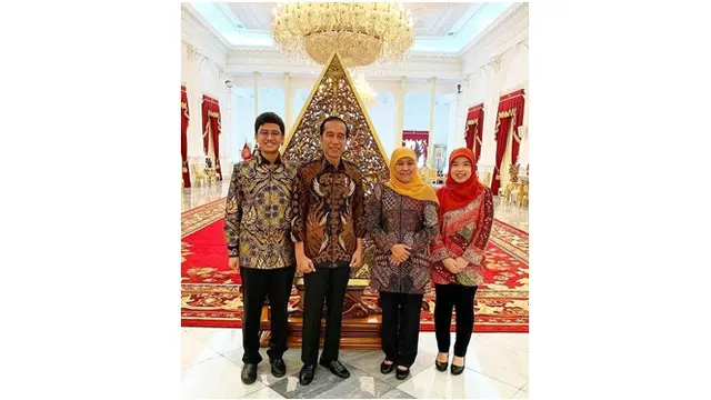 Gubernur Khofifah dan Presiden Jokowi kompak memakai batik.