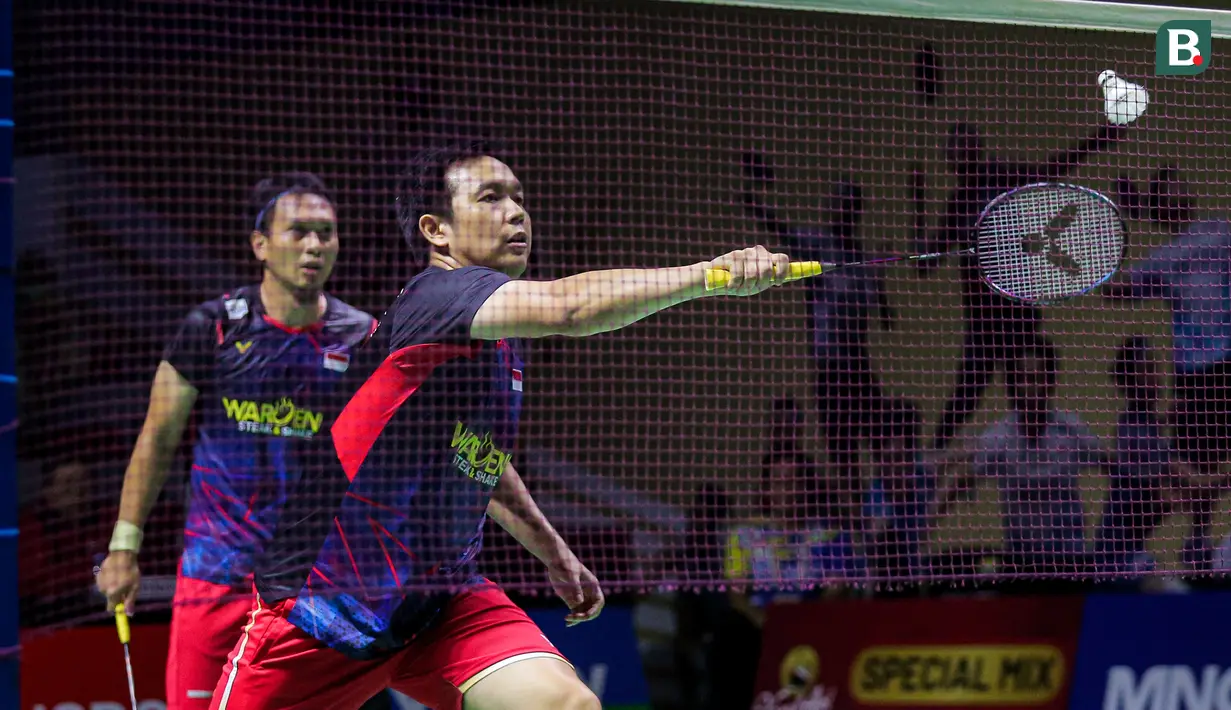 Pebulu tangkis ganda putra Indonesia, Mohammad Ahsan/Hendra Setiawan berusaha mengembalikan kok ke arah pasangan China, Liang Wei Keng/Wang Chang pada babak 16 besar Indonesia Open 2024 di Istora Senayan, Jakarta, Kamis (06/06/2024). (Bola.com/Bagaskara Lazuardi)