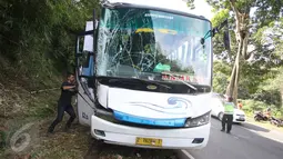 Kondisi bus PO Merdeka yang membawa pemudik dari Cikarang menuju Banjarsari usai menabrak pohon di jalur Lingkar, Jawa Barat, Sabtu (2/7). Tidak ada korban jiwa akibat kecelakaan bus yang disebabkan rem blong tersebut. (Liputan6.com/Immanuel Antonius)