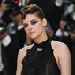 Kristen Stewart menghadiri pembukaan festival film internasional ke-71, Cannes, Prancis, (8/5). Di bagian belakang, rambut Kristen Stewart terlihat anyaman kecil di belakang lehernya seperti ekor tikus. (AP Photo/Joel C Ryan)