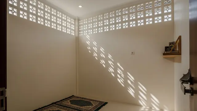 9 Desain Mushola Rumah Kecil dengan Roaster untuk Pencahayaan Alami yang Nyaman
