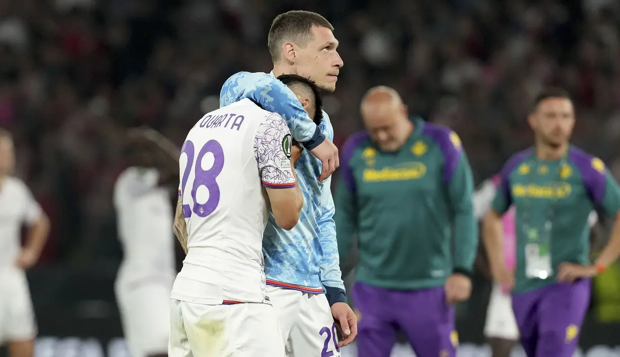 Reaksi kecewa striker Fiorentina, Andrea Belotti (kanan) dan Lucas Martinez Quarta setelah timnya kalah 0-1 dari Olympiakos pada laga final Europa Conference League 2023/2024 di OPAP Arena, Athena, Yunani, Rabu (29/5/2024). (AP Photo/Petros Giannakouris)