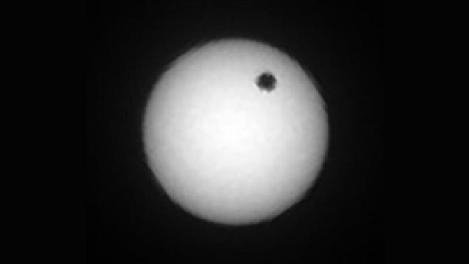 Lintasan Deimos yang kecil dan jauh melintasi matahari dianggap transit, bukan gerhana. (Foto: NASA/JPL-Caltech/MSSS)