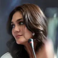 Pemeran Luna Maya mendapat tugas baru dalam film horor Mata Batin. Film garapan sutradara Rocky Soraya itu ia tidak menjadi pemeran, melainkan terlibat di belakang layar. Luna menjadi penata busana. (Deki Prayoga/Bintang.com)