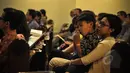 Anak berkebutuhan khusus atau penyandang difabel melakukan misa Paskah didampingi  keluarga di Gereja Santo Ignatius, Jakarta, Minggu (5/4). Misa hari ini diperuntukan bagi anak difabel agar menjalani ibadah dengan kushuk. (Liputan6.com/Faizal Fanani)