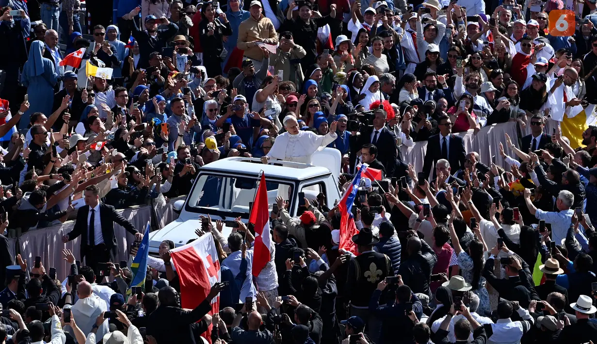 Paus berusia 69 tahun itu menghabiskan bertahun-tahun sebagai misionaris di Peru. Ia juga memiliki kewarganegaraan Peru. Selain dari Amerika Serikat, ia juga menjadi paus pertama dari negara Per di Amerika Selatan. (Isabella BONOTTO/AFP)