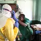 Petugas kesehatan membantu menyiapkan peralatan penanganan Ebola di Republik Demokratik Kongo (AFP/Mark Naftalin)