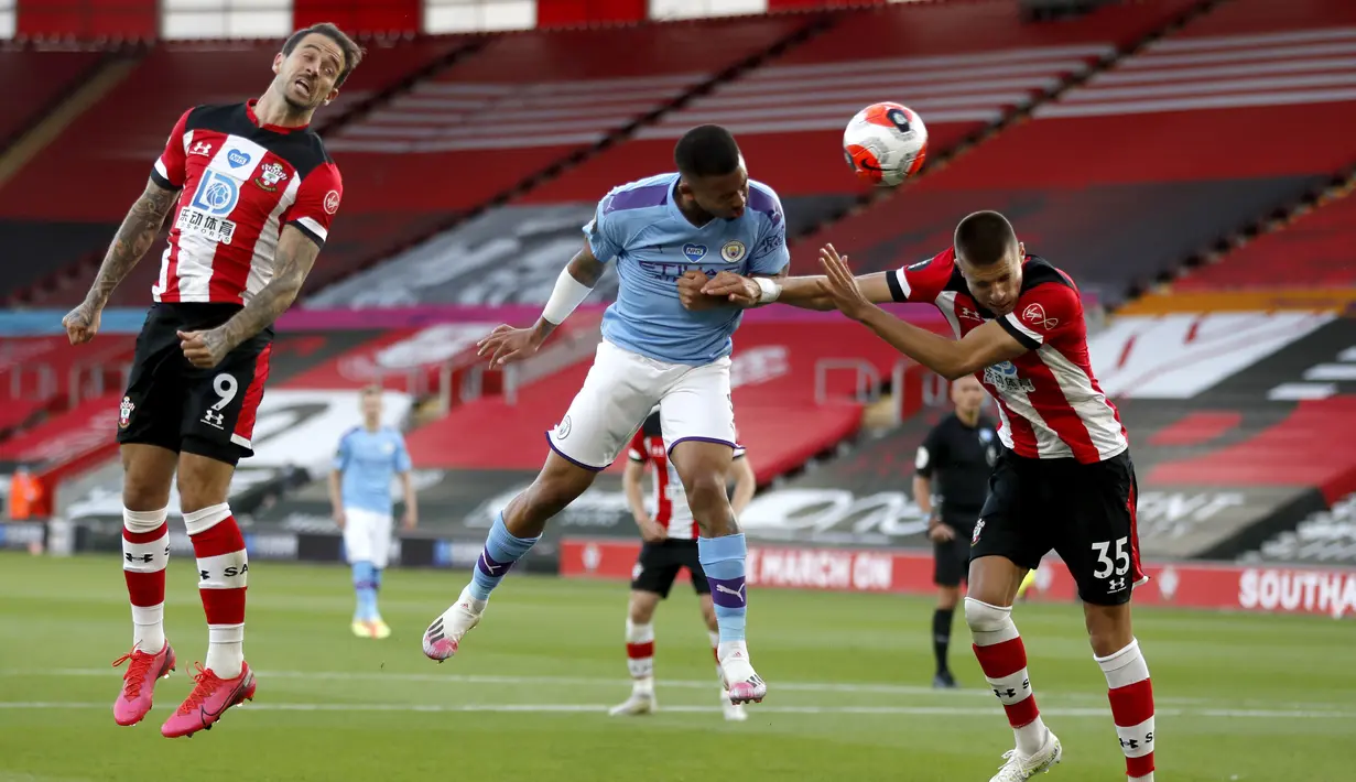 Penyerang Manchester City, Gabriel Jesus, menyundul bola saat melawan Southampton pada laga Premier League di Stadion St. Mary's, Minggu (5/7/2020). Manchester City takluk 0-1 dari Southampton. (AP Photo/Frank Augstein,Pool)
