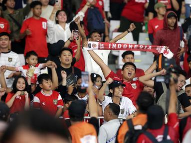 Pendukung Timnas Indonesia bersorak merayakan kemenangan Garuda Muda saat laga Semifinal Piala AFF U-23 2025 melawan Thailand di Stadion Utama Gelora Bung Karno (SUGBK), Jakarta, Jumat (25/7/2025). (Liputan6.com/Helmi Fithriansyah)