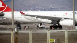 Pesawat Turkish Airlines yang mengangkut 132 penumpang dan kru dari Teheran, Iran, tiba di Bandara Esenboga di Ankara, Turki (25/2/2020). Pesawat yang dijadwalkan mendarat di Istanbul, Turki, dialihkan ke ibu kota Ankara pada Selasa (25/2). (Xinhua/Mustafa Kaya)
