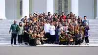10 Hari Jelang Pensiun, Jokowi Foto Bersama Pegawai Istana hingga Wartawan