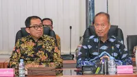 Menteri Perindustrian (Menperin) Agus Gumiwang Kartasasmita didampingi Wakil Menteri Perindustrian Faisol Riza memberikan keterangan kepada media terkait komitmen dengan Apple di Kantor Kementerian Perindustrian, 26 Februari 2025. (Dok Kemenperin)