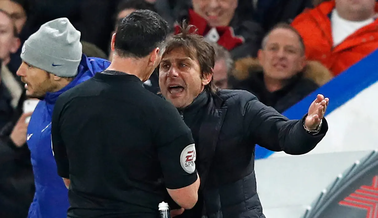 Manajer Chelsea Antonio Conte beradu argumen dengan wasit Neil Swarbrick disela laga pekan 14 Premier League antara Chelsea vs Swansea City di Stamford Bridge, Rabu (29/11). Conte diusir wasit ke bangku penonton setelah diganjar merah. (ADRIAN DENNIS/AFP)