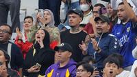 Pemain Timnas Indonesia dan Persija Jakarta, Shayne Pattynama, berada di antara penonton yang memberikan dukungan terhadap Timnas Futsal Indonesia saat menghadapi Irak di Piala Asia Futsal 2026 yang berlangsung di Indonesia Arena, Senayan, Jakarta, Sabtu (31/1/2026). (Bola.com/Bagaskara Lazuardi)