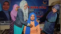 Caleg DPR RI dari Partai NasDem Eva Yuliana yang melakukan kampanye dengan menggelar pelatihan tata cara pemakaian hijab