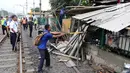 Petugas gabungan melakukan penertiban di sepanjang jalur kereta di kawasan Grogol, Jakarta Barat, Kamis (22/2). Penertiban tersebut untuk mensterilkan jalur kereta dari lapak atau bangunan liar yang berdiri di dalam pagar. (Liputan6.com/Arya Manggala)