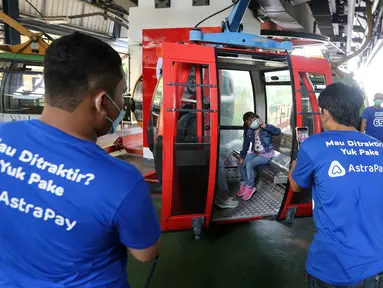 Wisatawan menikmati libur dengan berkeliling menggunakan Gondola di sela-sela acara Kick Off Kerja Sama AstraPay dengan Gondola di Taman Impian Jaya Ancol, Jakarta, Sabtu (21/05/2022). Sejak diluncurkan pada September 2021, AstraPay memiliki lebih dari 4,8 juta registered user dan telah diterima di lebih dari 15 juta merchant QRIS di seluruh Indonesia. (Liputan6.com/Fery Pradolo)