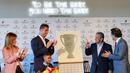 Cristiano Ronaldo saat meresmikan pembukaan Pestana Hotel bersama anaknya Cristiano Ronaldo Jr. dan CEO Pestana Hotel Grup, Dionisio Pestana (2kanan) dan Wali Kota Madeira, Miguel Albuquerque (kanan), di Kepulauan Madeira, (22/7/2016). (AFP/Joana Sousa)