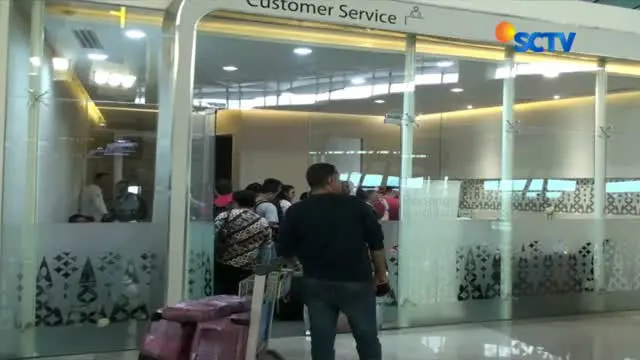 Akibat pesawat delay, ratusan penumpang pesawat Garuda lakukan aksi protes minta kompensasi keterlambatan.