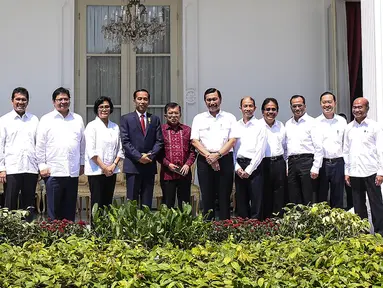 Presiden Jokowi dan Wapres Jusuf Kalla foto bersama dengan 9 Menteri Kabinet Kerja yang baru di halaman belakang Istana Merdeka, Jakarta, Rabu (27/7). (Liputan6.com/Faizal Fanani)