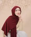 Dalam unggahannya di media sosial, aktris berbakat ini tampil memukau dengan tren hijab pashmina meleyot yang sedang digandrungi banyak hijabers.  [@ambyamandamanopo].