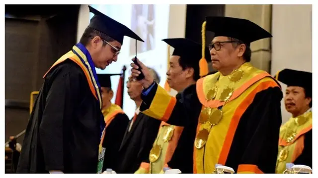 7 Momen Wisuda Pasha Ungu, Resmi Jadi Sarjana dan Didampingi Istri Tercinta