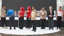 Karyawan usai menyanyikan lagu Indonesia Raya di Mal Pesona Square, Depok, Jawa Barat, Rabu (19/6/2019). Pemutaran lagu Indonesia Raya di mal tersebut dilakukan setiap hari pukul 10.00 WIB. (Liputan6.com/Immanuel Antonius)