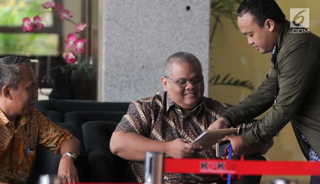 Direktur Dana Perimbangan Kemenkeu Putut Hari Satyaka (tengah) saat menunggu menunggu pemeriksaan di Gedung KPK, Jakarta, Jumat (1/3). Putut diperiksa sebagai saksi untuk tersangka mantan Wakil Ketua DPR Taufik Kurniawan. (Merdeka.com/Dwi Narwoko)