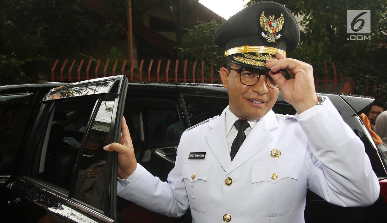 Gubernur DKI terpilih, Anies Baswedan bersiap menaiki mobilnya menuju Masjid Sunda Kelapa dari rumahnya di Lebak Bulus, Jakarta, Senin (16/10). Anies ke Sunda Kelapa untuk menemui wakilnya, Sandiaga Uno. (Liputan6.com/Immanuel Antonius)