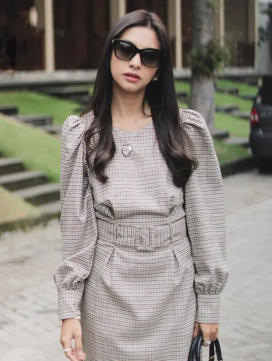 Sebagai publik figur, wanita 30 tahun ini tentu memperhatikan penampilannya. Seperti kali ini, Alisia Rininta tampil dengan dengan simple dress bermotif kotak-kotak. Kacamata hitam yang ia pakai, membuatnya tampak makin cantik. (Liputan6.com/IG/@alisiarininta22)