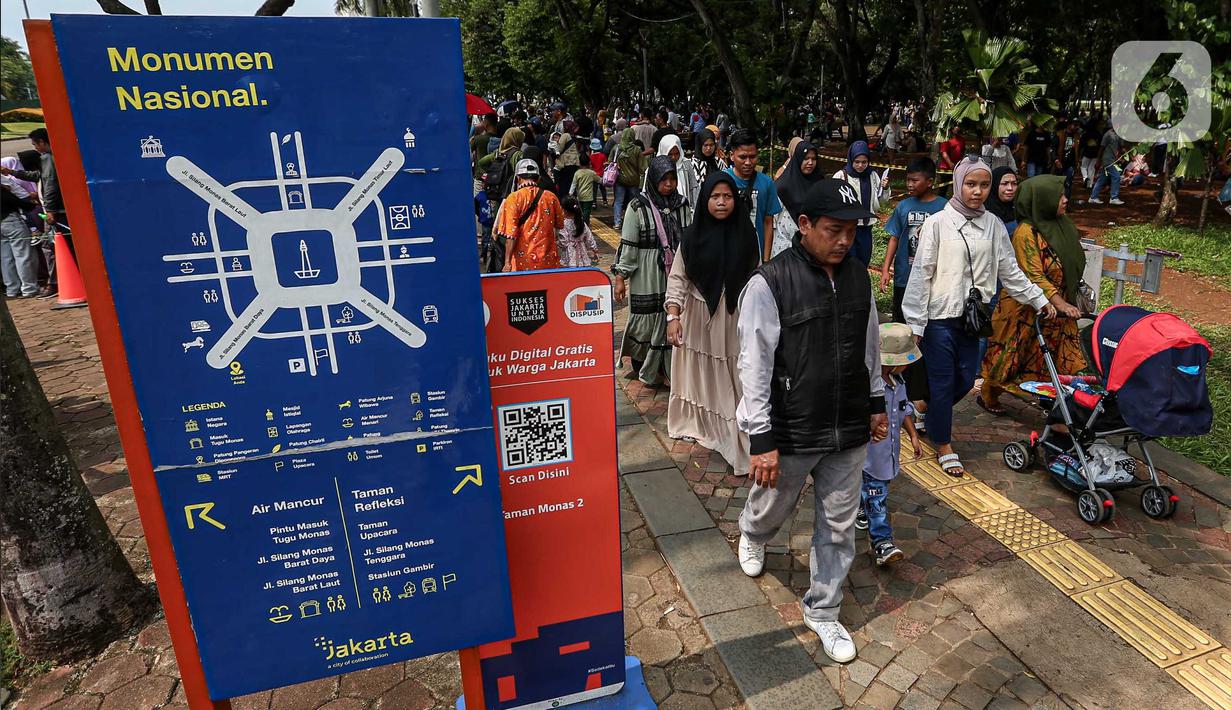 Warga saat berwisata ke Monumen Nasional (Monas), Jakarta, Minggu (14/4/2024). (Liputan6.com/Angga Yuniar)