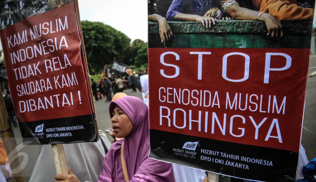 Para massa membawa poster kecaman saat menggelar aksi unjuk rasa di depan Istana Merdeka, Jakarta, Kamis (24/11). Dalam aksinya mereka mengecam keras pembunuhan kaum minoritas muslim di Rohingya, Myanmar. (Liputan6.com/Faizal Fanani)