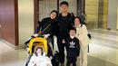 Melalui akun Instagram, Ananda Omesh dan Dian Ayu diketahui mengajak ketiga anaknya liburan bersama. Keluarga selebriti ini pun memilih berlibur ke Jepang. (Liputan6.com/@dianayulestari)