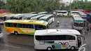 Sejumlah bus antarprovinsi dipersiapkan untuk mengangkut penumpang menjelang Natal dan Tahun Baru, Jakarta, Senin (8/12/2014). (Liputan6.com/Miftahul Hayat)