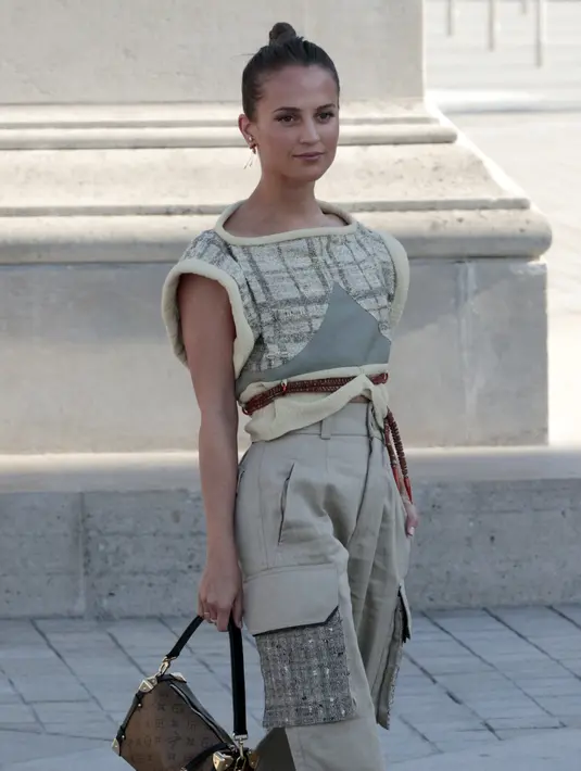Aktris Swedia Alicia Vikander tiba untuk presentasi koleksi Louis Vuitton Womenswear Sping-Summer 2023 selama Paris Fashion Week, di Paris, pada 4 Oktober 2022. (AFP/GEOFFROY VAN DER HASSELT)