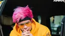 Kian bersinar sebagai YouTuber, Atta mulai berani dengan menggunakan warna-warna terang di rambutnya seperti warna pink neon ini. Dipadukan dengan jaket kuning cerah, penampilannya tetap modis. (Liputan6.com/IG/@attahalilintar)