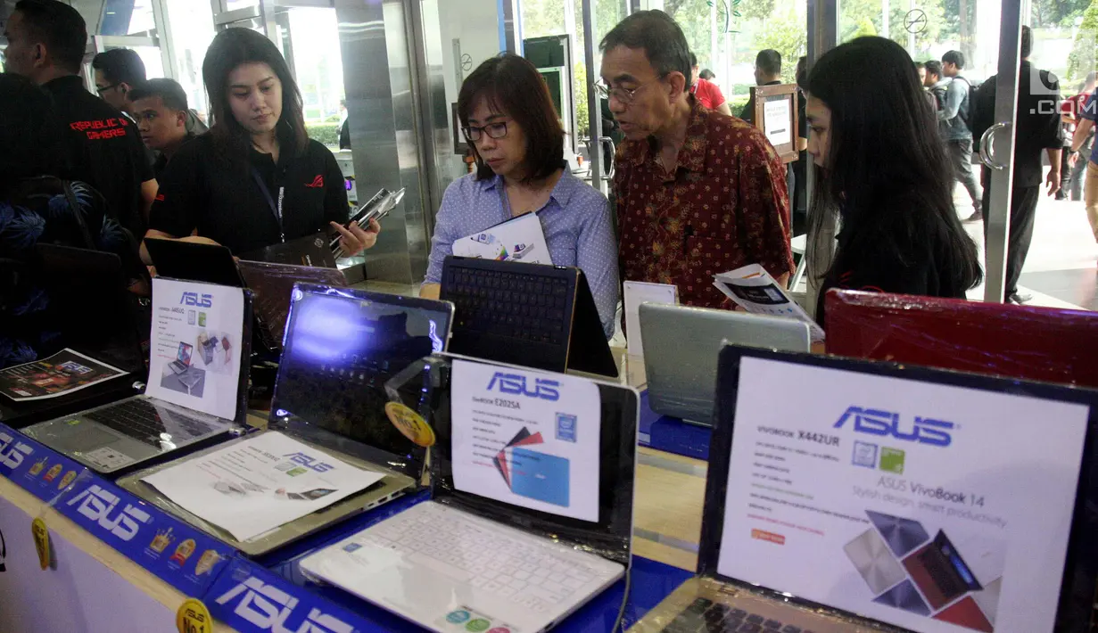 Pengunjung melihat laptop di BRI Indocomtech 2017, Jakarta, Kamis (2/11). Ajang pameran teknologi dan informasi Indonesia, BRI Indocomtech 2017 terselenggara mulai 1-5 November 2017 di Assembly Hall JCC. (Liputan6.com/Johan Tallo)