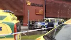 Petugas memasang garis polisi di sekolah Kronan di Trollhattan, Swedia barat, Kamis (22/10). Seorang pria bertopeng dan bersenjatakan pedang menyerang sekolah tersebut dan menewaskan satu murid dan satu guru. (REUTERS/Stig Hedstrom/TT News Agency)