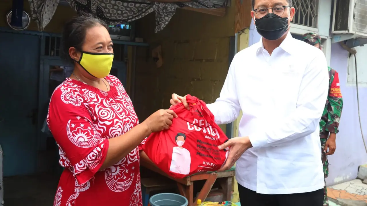 Mensos Juliari Blusukan Bagikan Bansos Sembako ke Tiga Titik Distribusi di DKI Jakarta