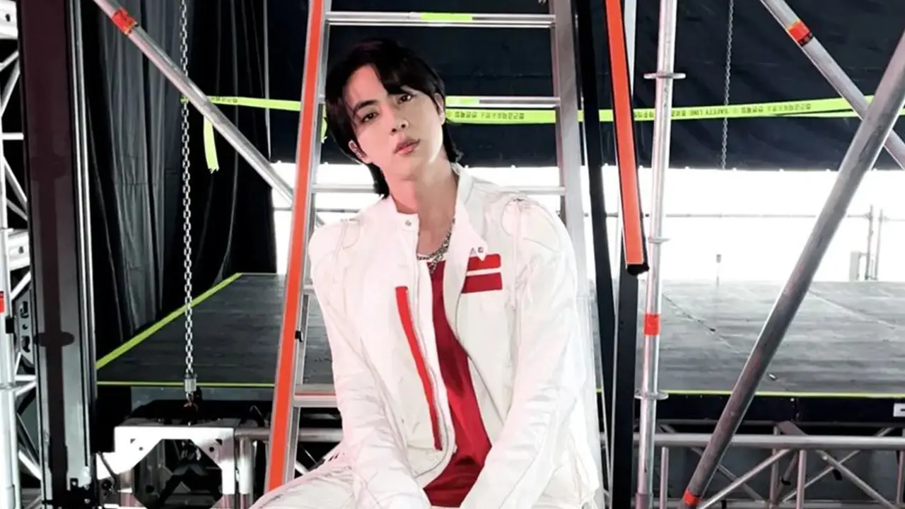 Gaya Kasual Jin BTS dengan Outfit Putih, Pancarkan Aura Menawan